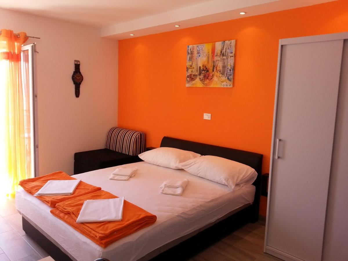 Grey House Appartement Makarska Buitenkant foto