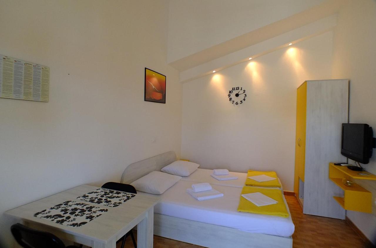 Grey House Appartement Makarska Buitenkant foto